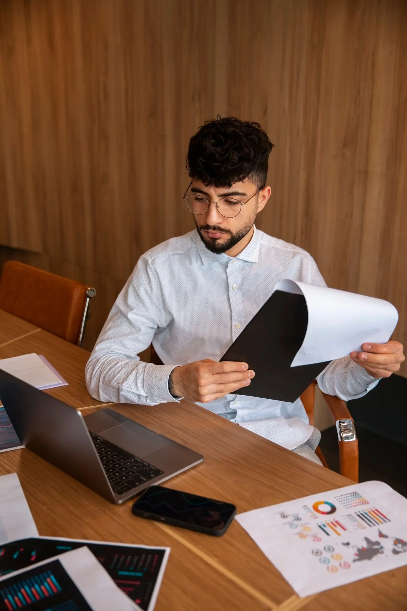 Büroangestellte Person, die Finanzdiagramme nutzt