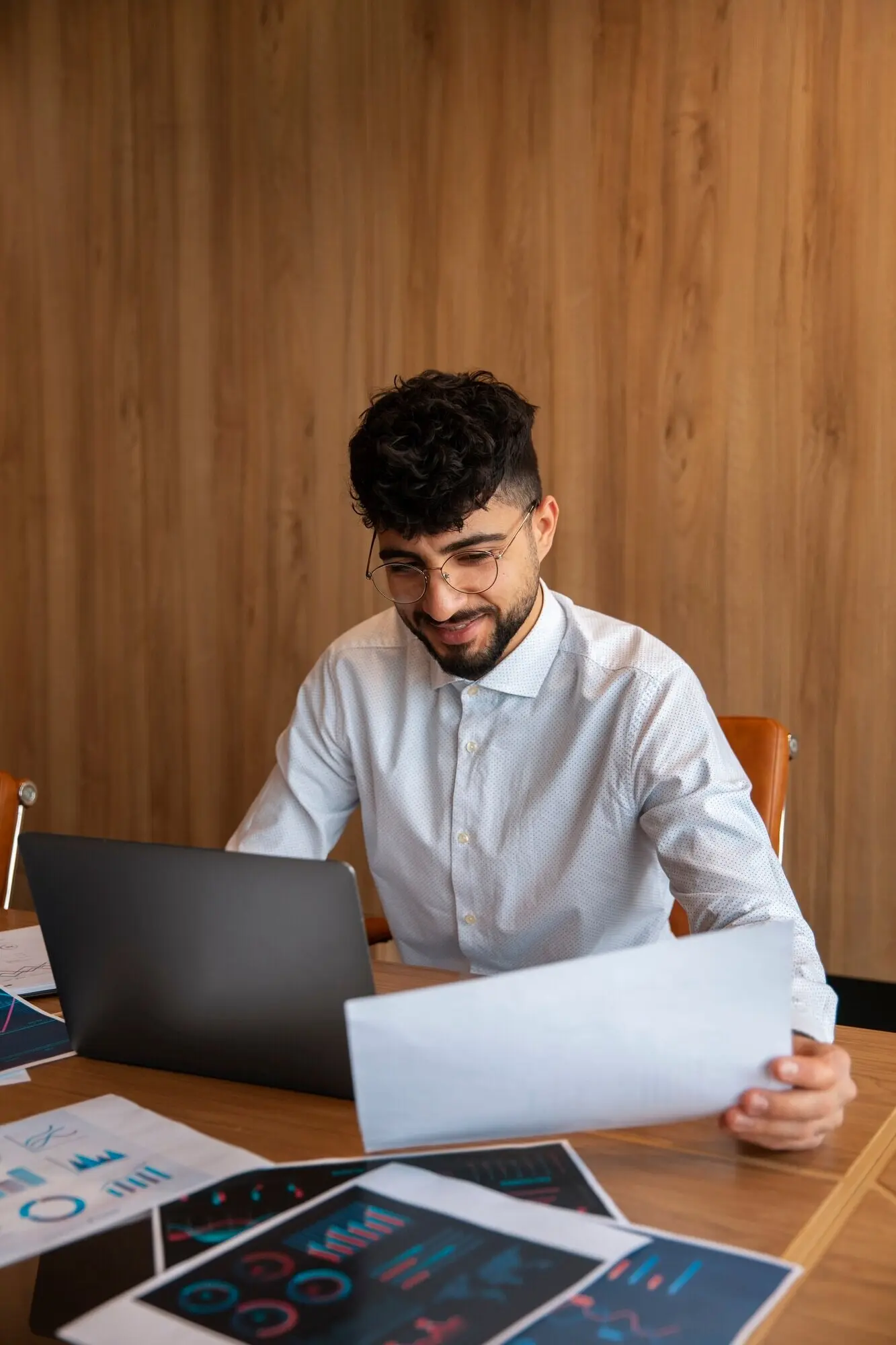 Büromitarbeiter, der Finanzdiagramme nutzt