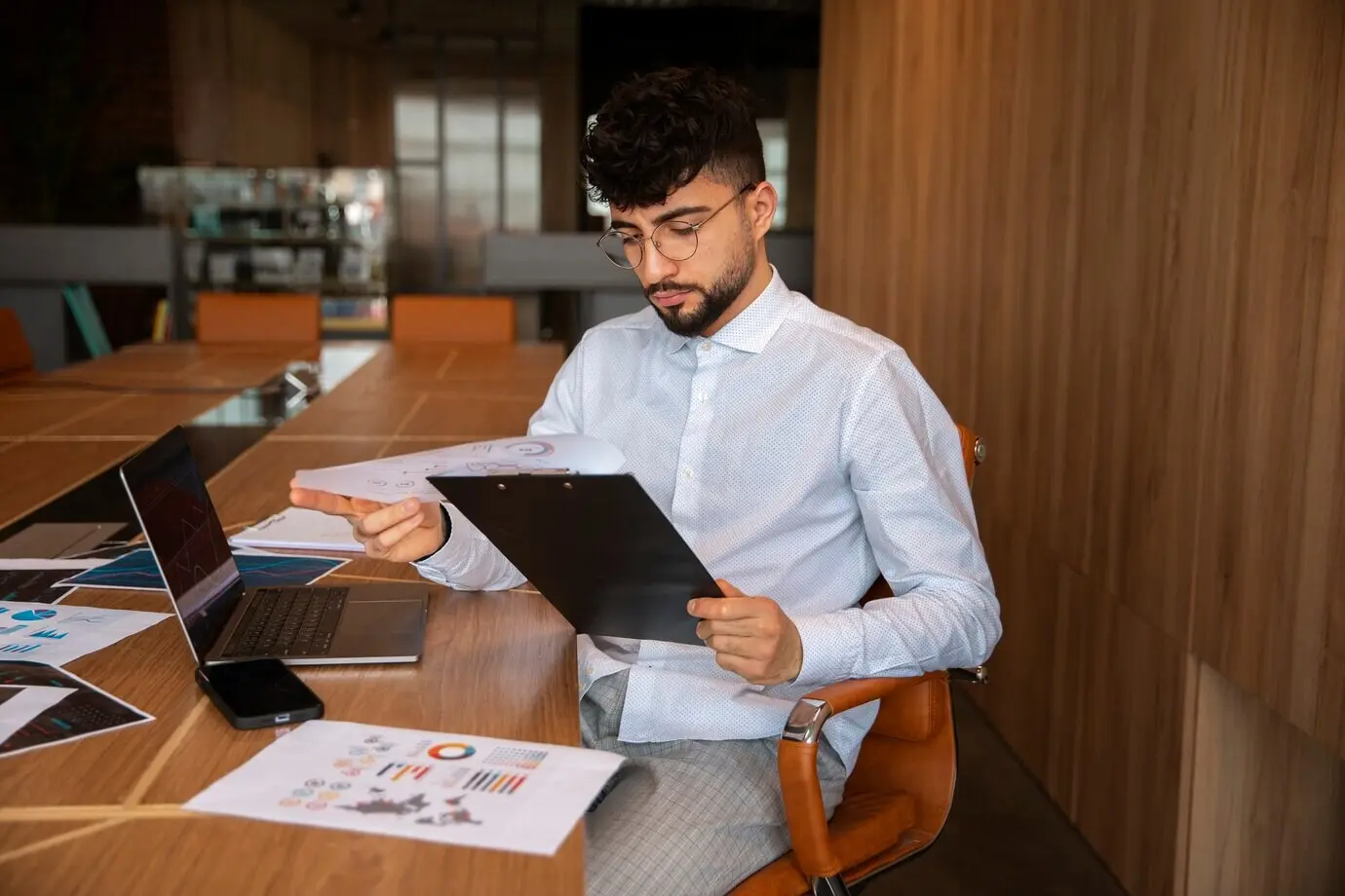 Büroangestellter, der Finanzdiagramme nutzt